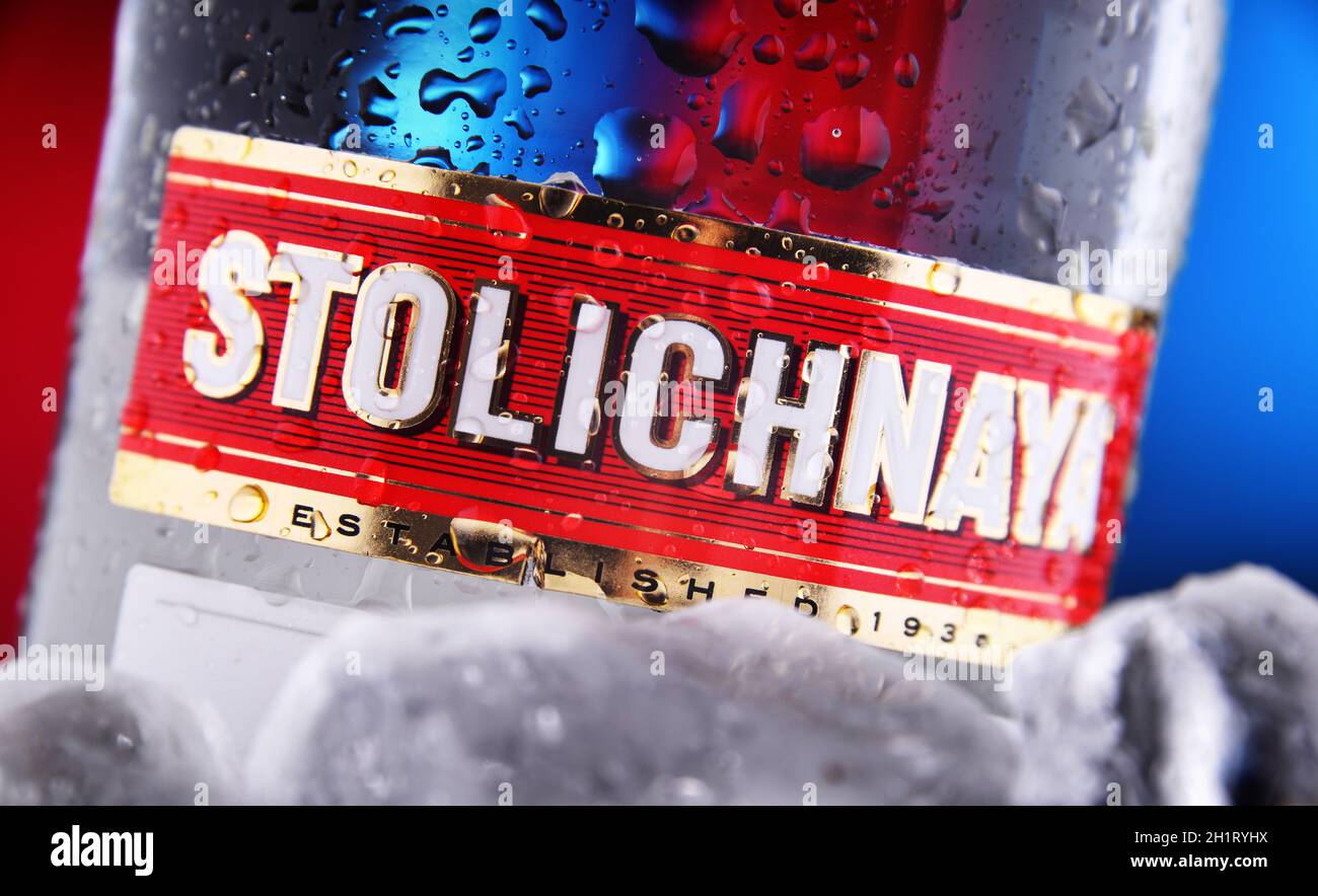 POZNAN, POL - 28 GENNAIO 2021: Bottiglia di Stolichnaya, popolare marchio di vodka russa fatto di grano e segale Foto Stock