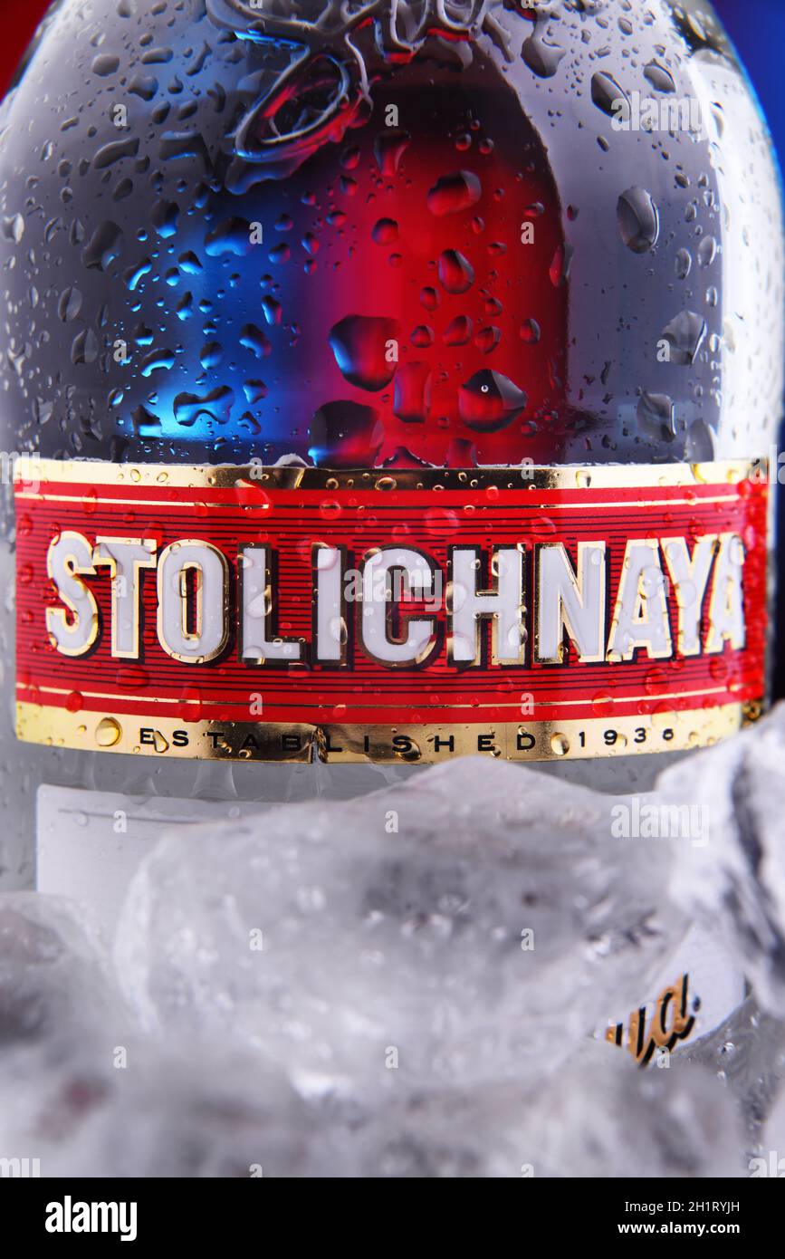 POZNAN, POL - 28 GENNAIO 2021: Bottiglia di Stolichnaya, popolare marchio di vodka russa fatto di grano e segale Foto Stock