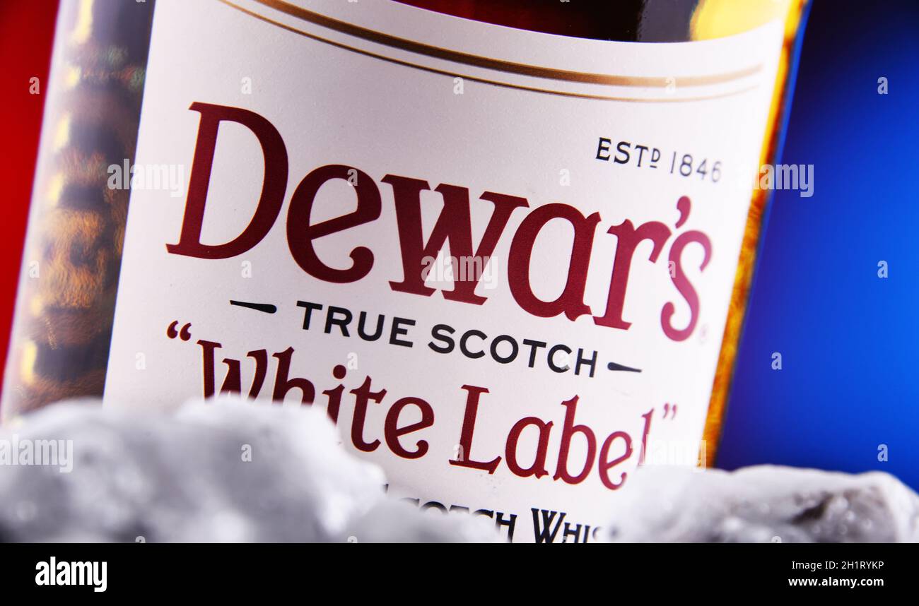 POZNAN, POL - 28 GENNAIO 2021: Bottiglia di Dewars, un marchio di whisky di proprietà di Bacardi, il più premiato mondo Blended Scotch Foto Stock