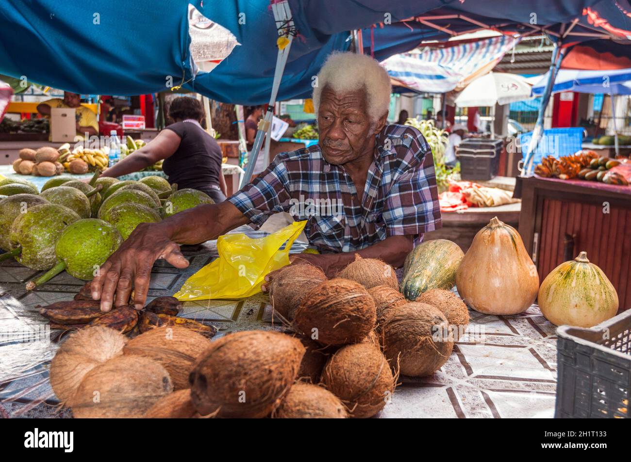 Victoria, Mahe, Seychelles - Dicembre 16, 2015: venditori offrono frutta fresca nel Sir Selwyn Selwyn Clarke Market. Costruito nel 1840 e rinnovato nel 1999 Foto Stock