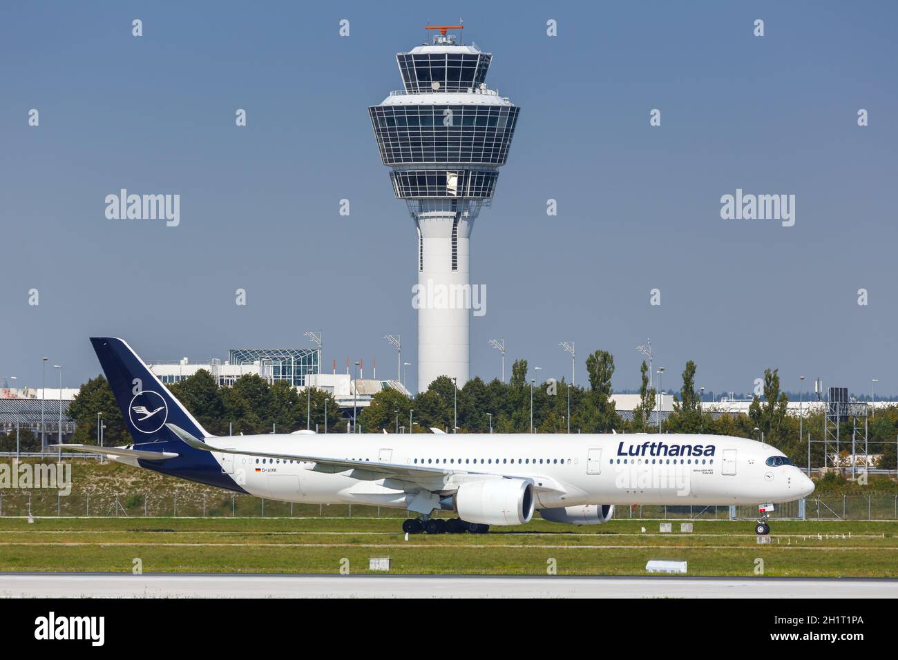 Monaco di Baviera, Germania - 9 settembre 2021: Aereo Lufthansa Airbus A350-900 all'aeroporto di Monaco (MUC) in Germania. Foto Stock