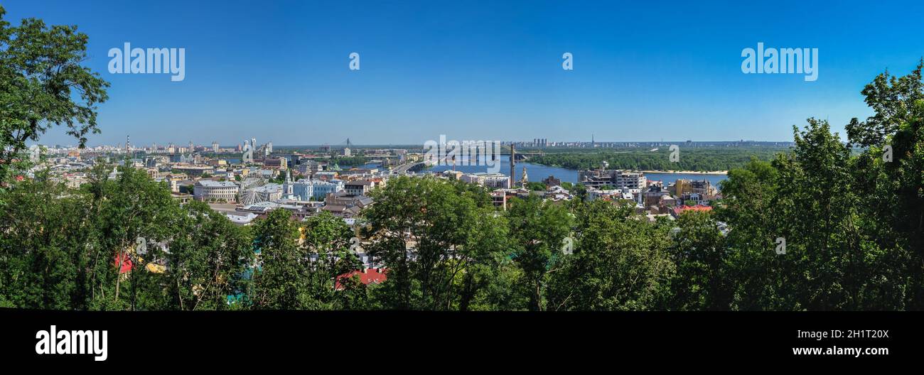 Kiev, Ucraina 07.11.2020. Vista dall'alto di Kiev dal lato della discesa Andriyivskyy, Ucraina, in una soleggiata mattina estiva Foto Stock