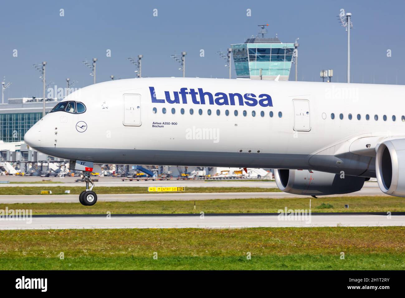 Monaco di Baviera, Germania - 9 settembre 2021: Aereo Lufthansa Airbus A350-900 all'aeroporto di Monaco (MUC) in Germania. Foto Stock