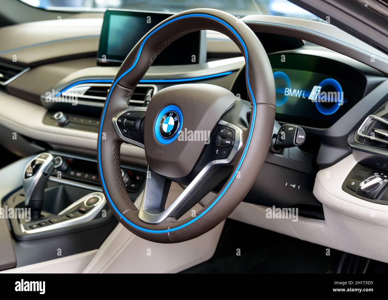 LONDRA, Regno Unito - CIRCA GIUGNO 2014: Cruscotto BMW i8. La BMW i8 è un'auto sportiva ibrida plug-in. Foto Stock