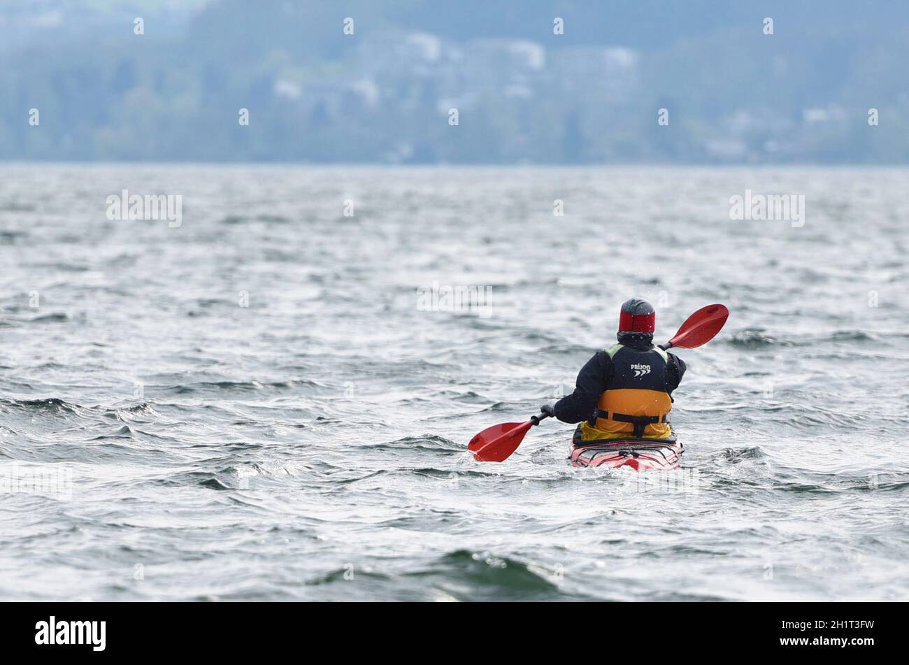 Test von Paddelbooten auf dem Traunsee, Österreich, Europa - Test di barche a remi sul Traunsee, Austria, Europa Foto Stock