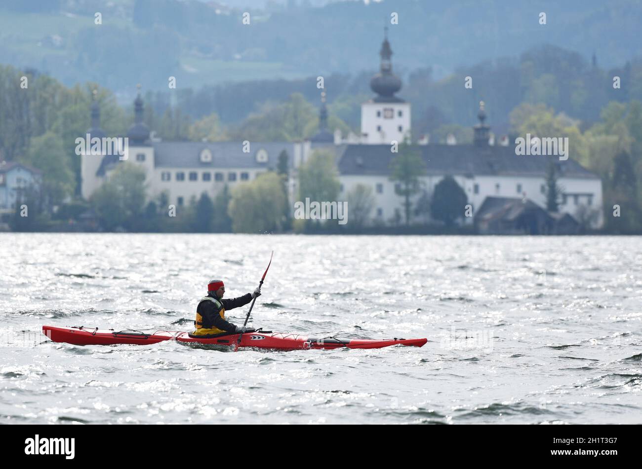 Test von Paddelbooten auf dem Traunsee, Österreich, Europa - Test di barche a remi sul Traunsee, Austria, Europa Foto Stock