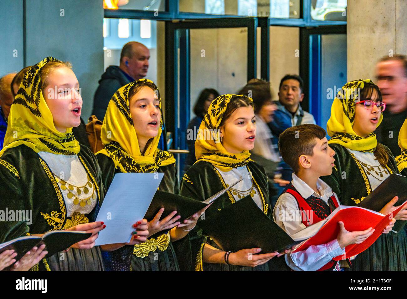 ATENE, GRECIA, DICEMBRE - 2019 - giovani donne che cantano musica tradizionale greca all'acropolis Museum Foto Stock