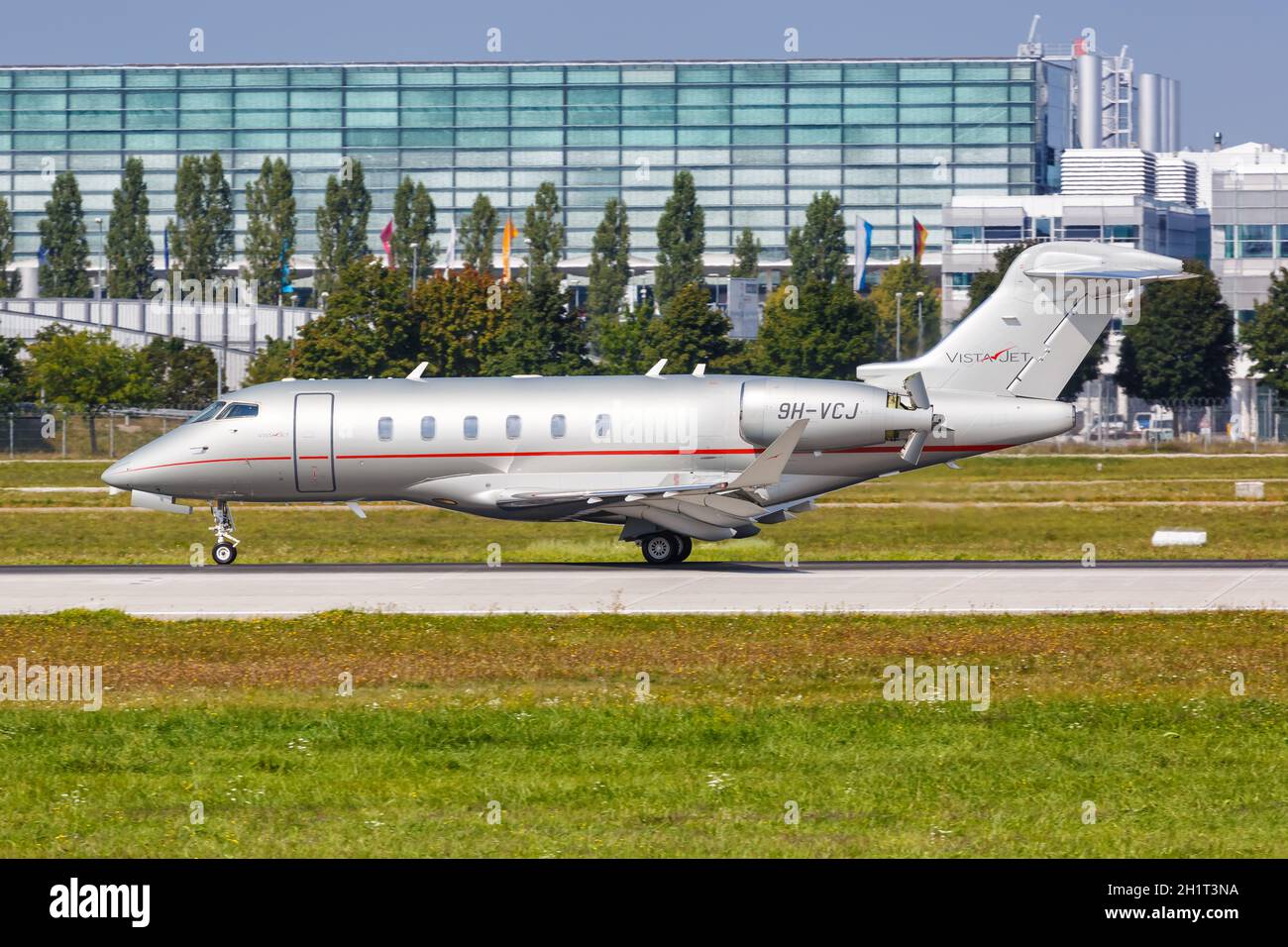 Monaco di Baviera, Germania - 9 settembre 2021: VistaJet Bombardier Challenger 350 all'aeroporto di Monaco (MUC) in Germania. Foto Stock