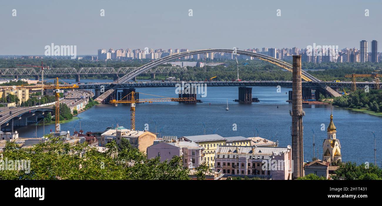 Kiev, Ucraina 07.11.2020. Vista dall'alto di Kiev dal lato della discesa Andriyivskyy, Ucraina, in una soleggiata mattina estiva Foto Stock