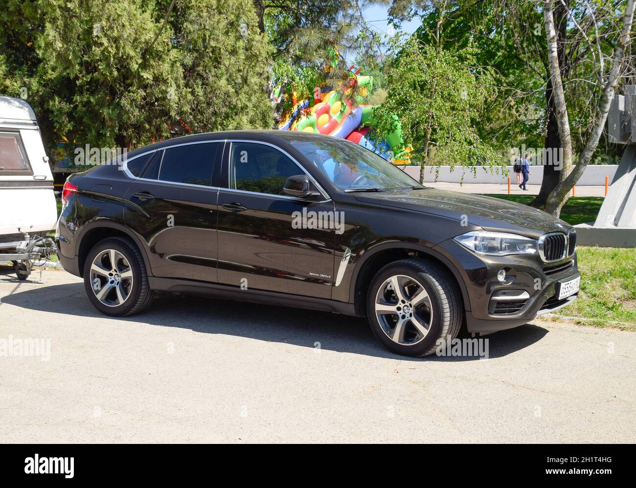 Slavyansk-on-Kuban, Russia - 1 maggio 2017: Nero BMW X6 è parcheggiata nel parco. Un'auto sportiva di classe premium. Foto Stock