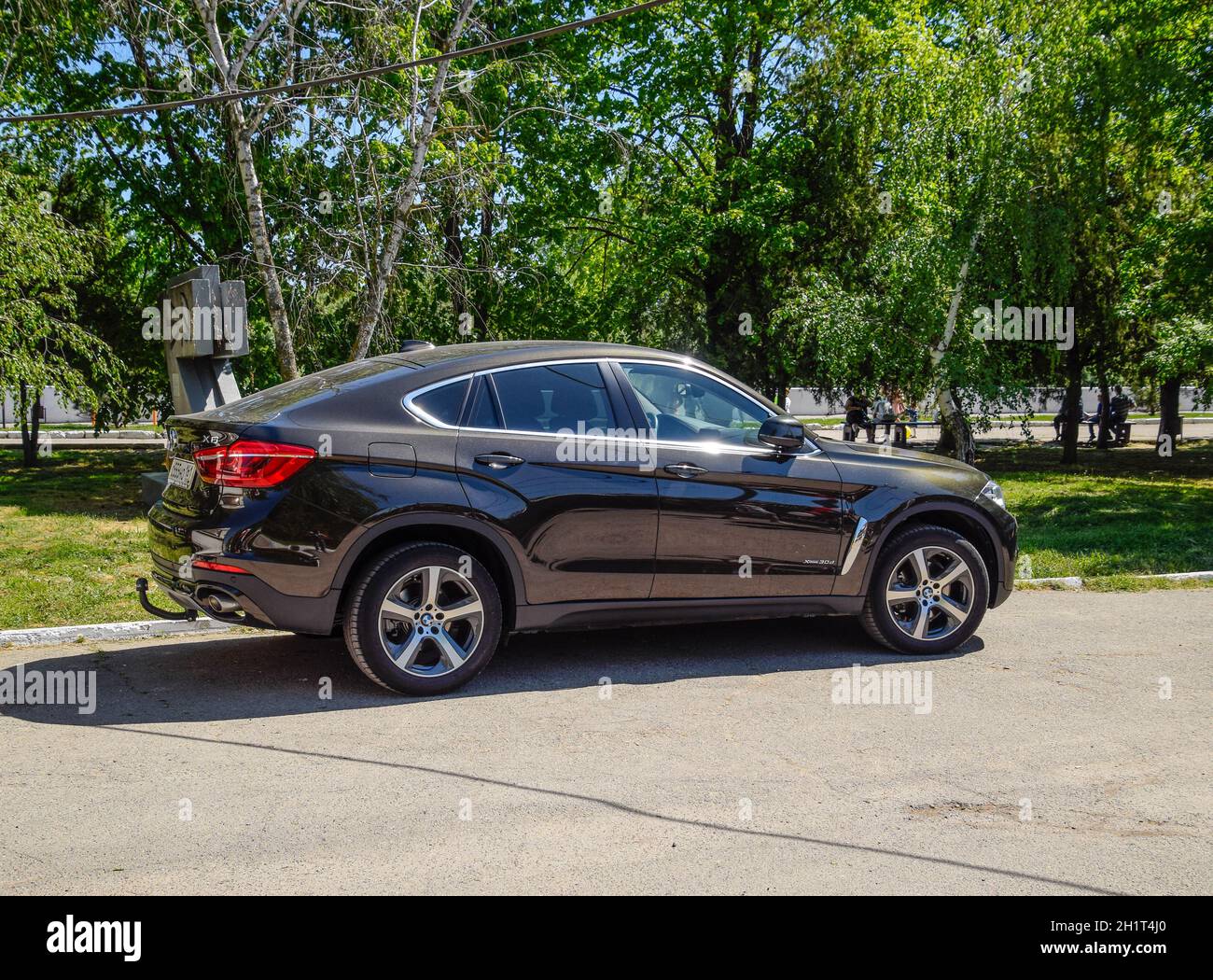 Slavyansk-on-Kuban, Russia - 1 maggio 2017: Nero BMW X6 è parcheggiata nel parco. Un'auto sportiva di classe premium. Foto Stock