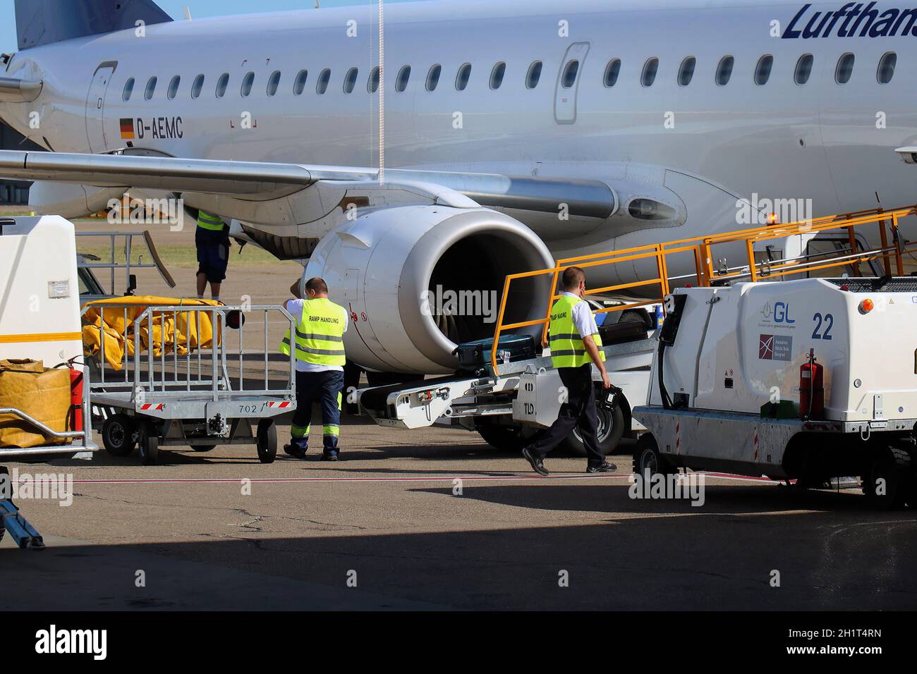 Belgrado, Serbia - 08 agosto 2017: Rampa di carico per i dipendenti che trasportano i pacchetti di carico sulla piattaforma aerea dell'aeroporto internazionale di Belgrado, Serbia. Foto Stock