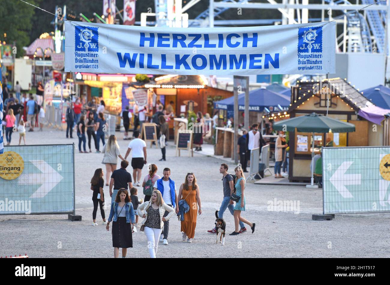 Eingang und Gelände zur Reihe 'Sammer in der Stadt' im Olympiapark München anstatt des abgesagten Oktoberfestes - ingresso e area della serie 'Sum Foto Stock