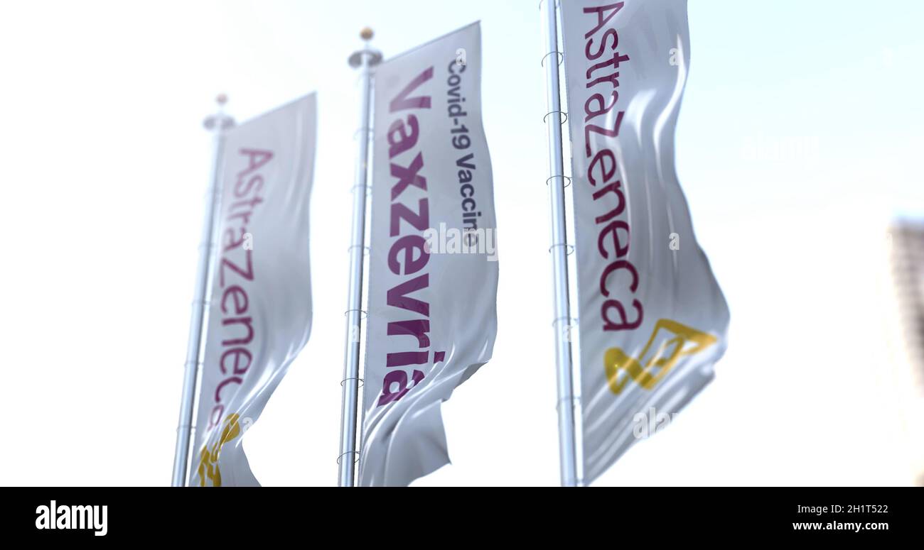 Cambridge, Inghilterra, UK, marzo 30 2021: Tre bandiere verticali con il logo Vaxzevria e AstraZeneca che volano nel vento. Salute e prevenzione. Vaxzevr Foto Stock