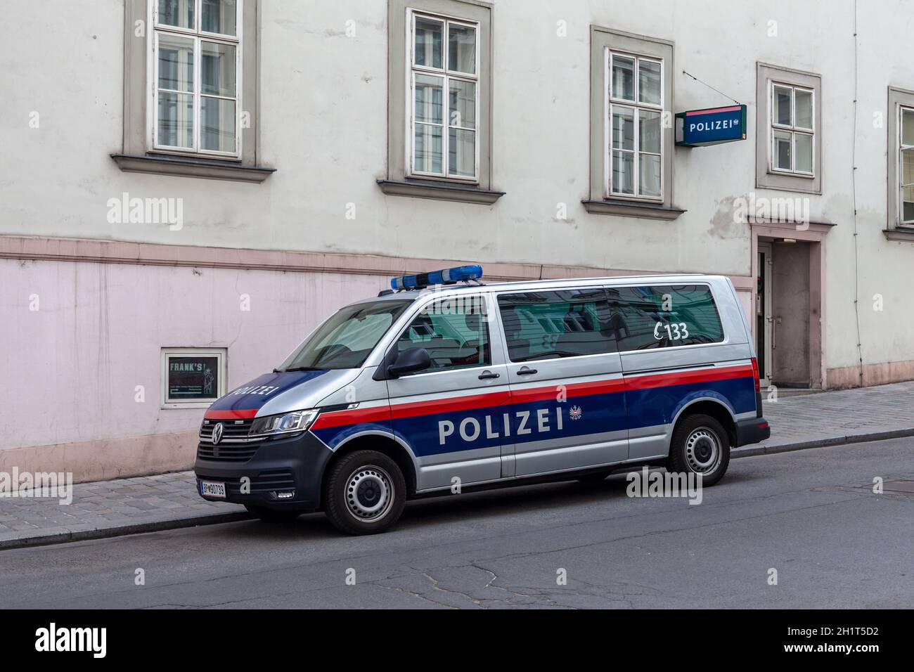 Wien - 3 aprile 2021: Macchina di polizia vicino ad una stazione di polizia. Foto Stock