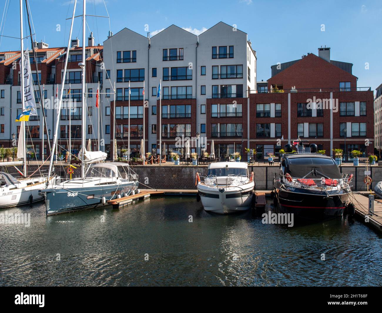 Gdansk, Polonia - 9 settembre 2020: Barche a motore e a vela presso il porto turistico di Danzica. Polonia Foto Stock