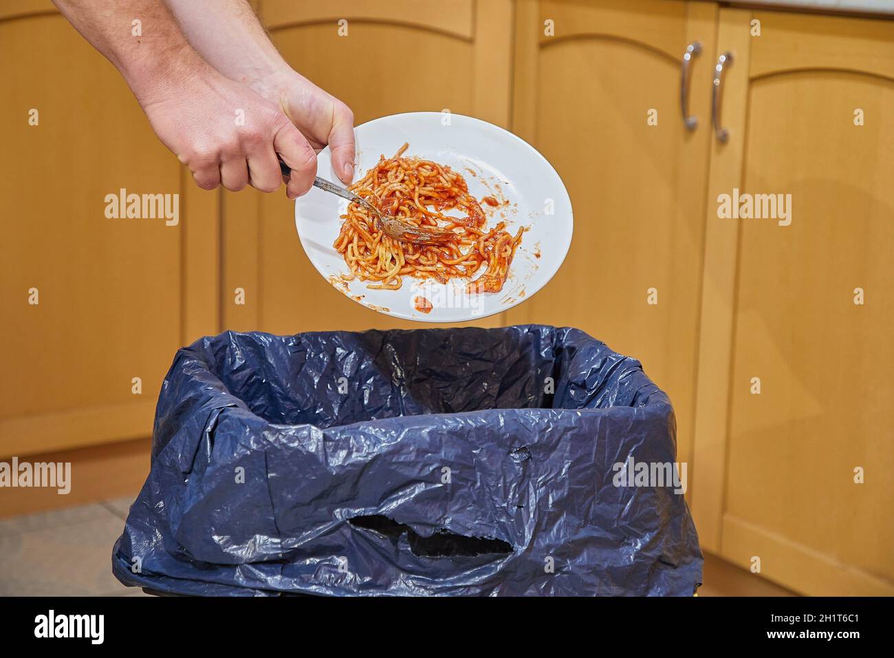 Cibo torre gettato nel cestino della spazzatura cucina, cibo spreco  problema Foto stock - Alamy