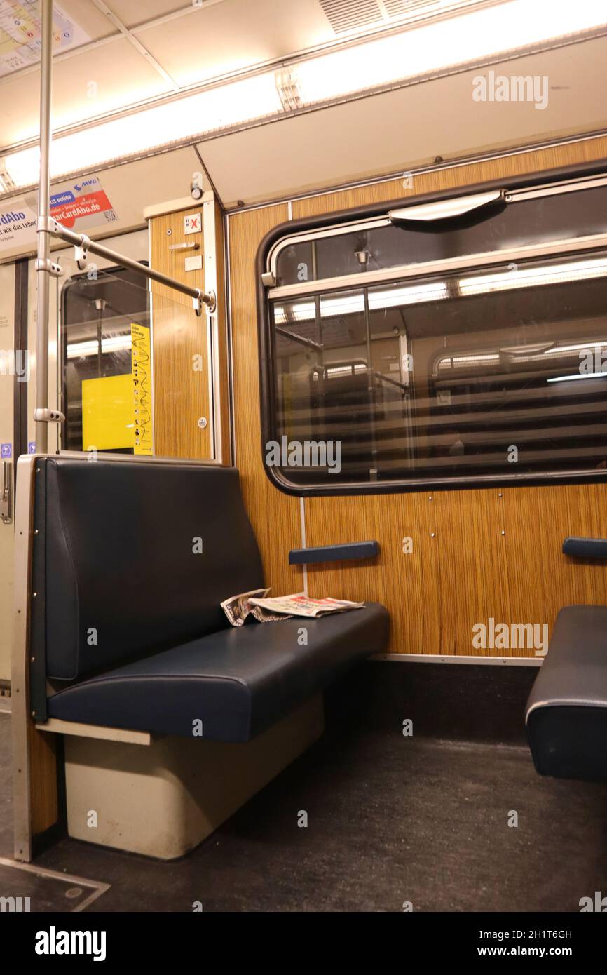 Vano dei treni vuoto in una stazione della metropolitana Foto Stock