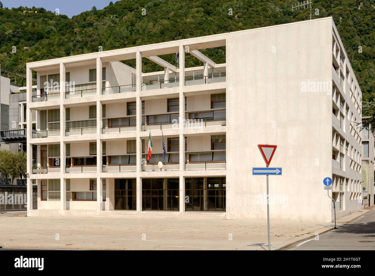 vista sud-ovest, dalla strada pubblica, dell'edificio costruito negli anni '20 dal famoso architetto Terragni secondo gli standard degli archi moderni Foto Stock