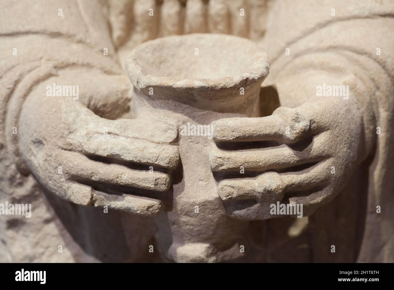 Madrid, Spagna - 6 marzo 2021: Closeup delle mani della Grande Signora offerente. Capolavoro di arte iberica calcare. UOMO, Madrid Foto Stock