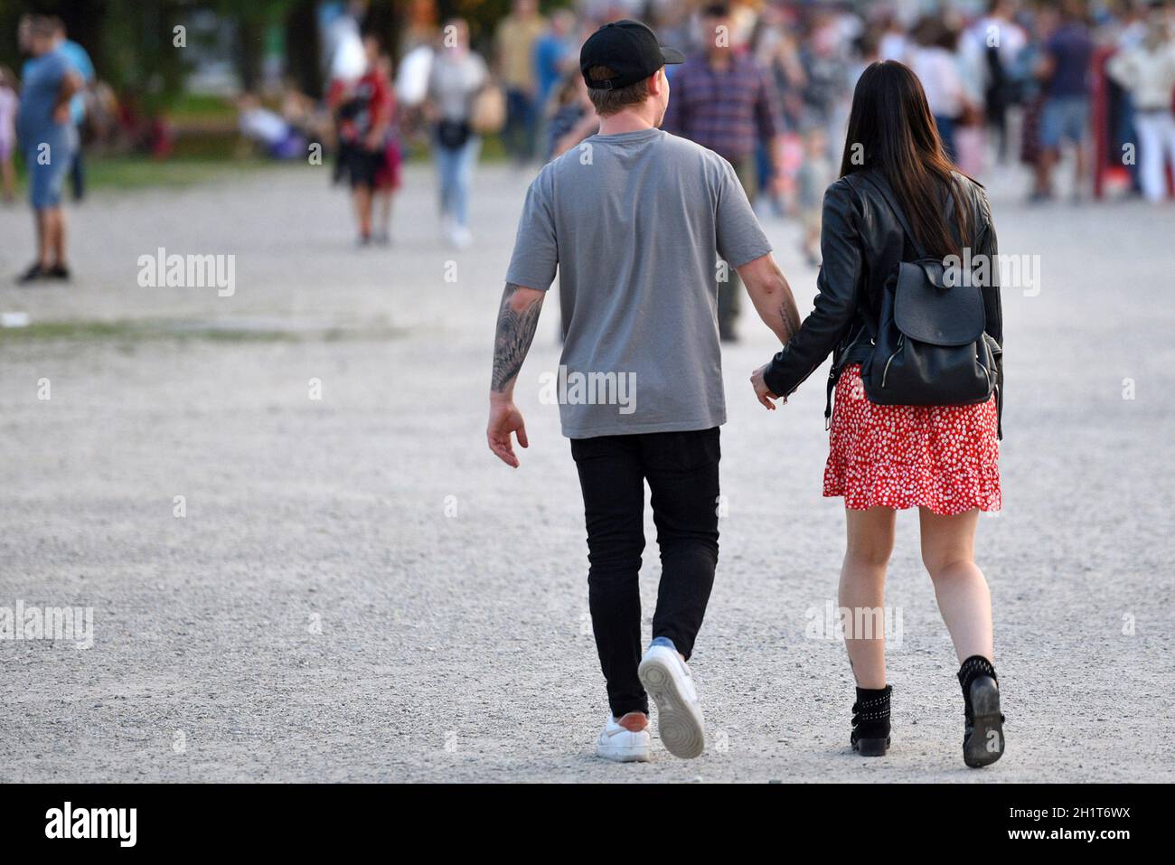 Besucher in der Reihe 'Sammer in der Stadt' in München anstatt des abgesagten Oktoberfestes - visitatori della serie 'Summer in the City' a Monaco di Baviera in Foto Stock