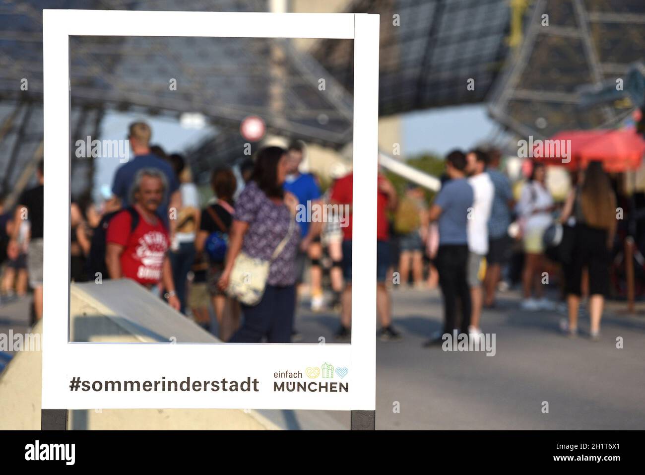 Besucher in der Reihe 'Sammer in der Stadt' in München anstatt des abgesagten Oktoberfestes - visitatori della serie 'Summer in the City' a Monaco di Baviera in Foto Stock