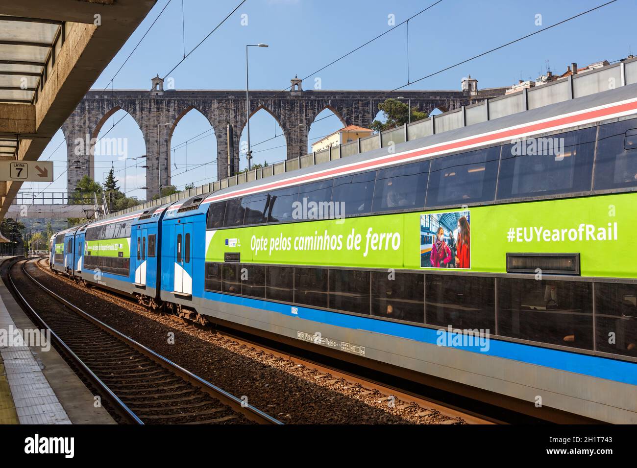 Lisbona, Portogallo - 24 settembre 2021: Treno ferroviario di Fertagus all'acquedotto Aqueduto das Aguas Livres a Lisbona Lisboa, Portogallo. Foto Stock