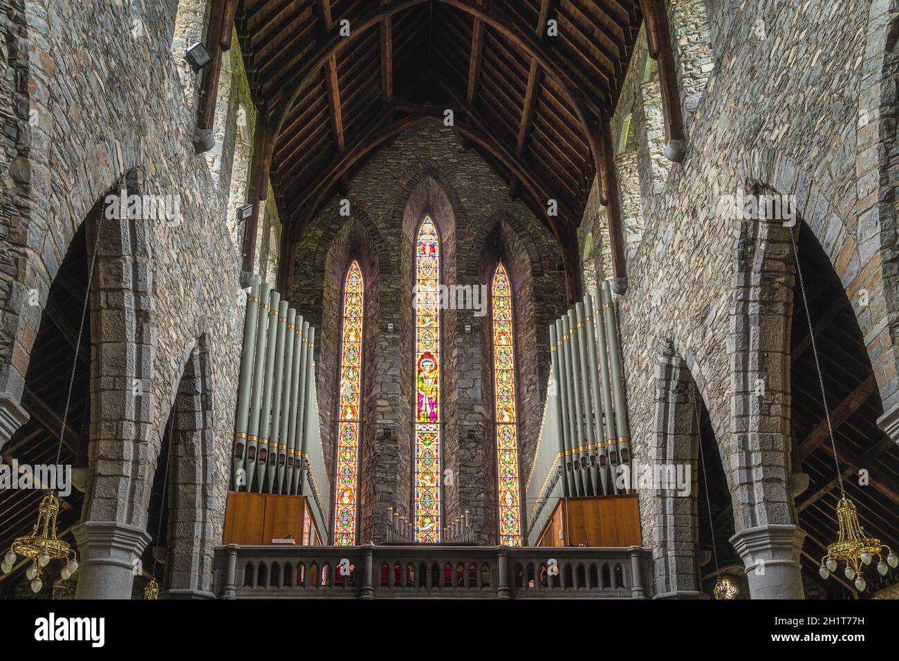 Killarney, Irlanda, agosto 2019 interni, organi di pipe e vetrate nella Cattedrale di St. Marys Foto Stock