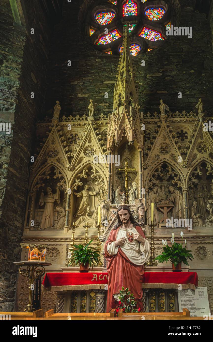 Killarney, Irlanda, agosto 2019 interno, primo piano sulla scultura di Gesù Cristo in alcova laterale nella Cattedrale di St. Marys Foto Stock