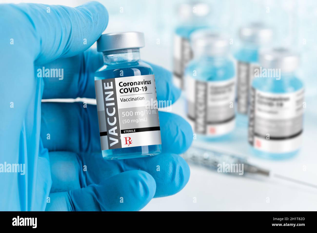 Medico o infermiere che indossa il flacone di vaccino per il coronavirus COVID-19 chirurgico di mantenimento del guanto. Foto Stock