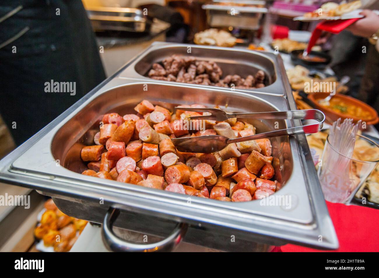 Gustosa carne mista alla griglia, servita su un piatto per eventi durante la festa. Foto Stock