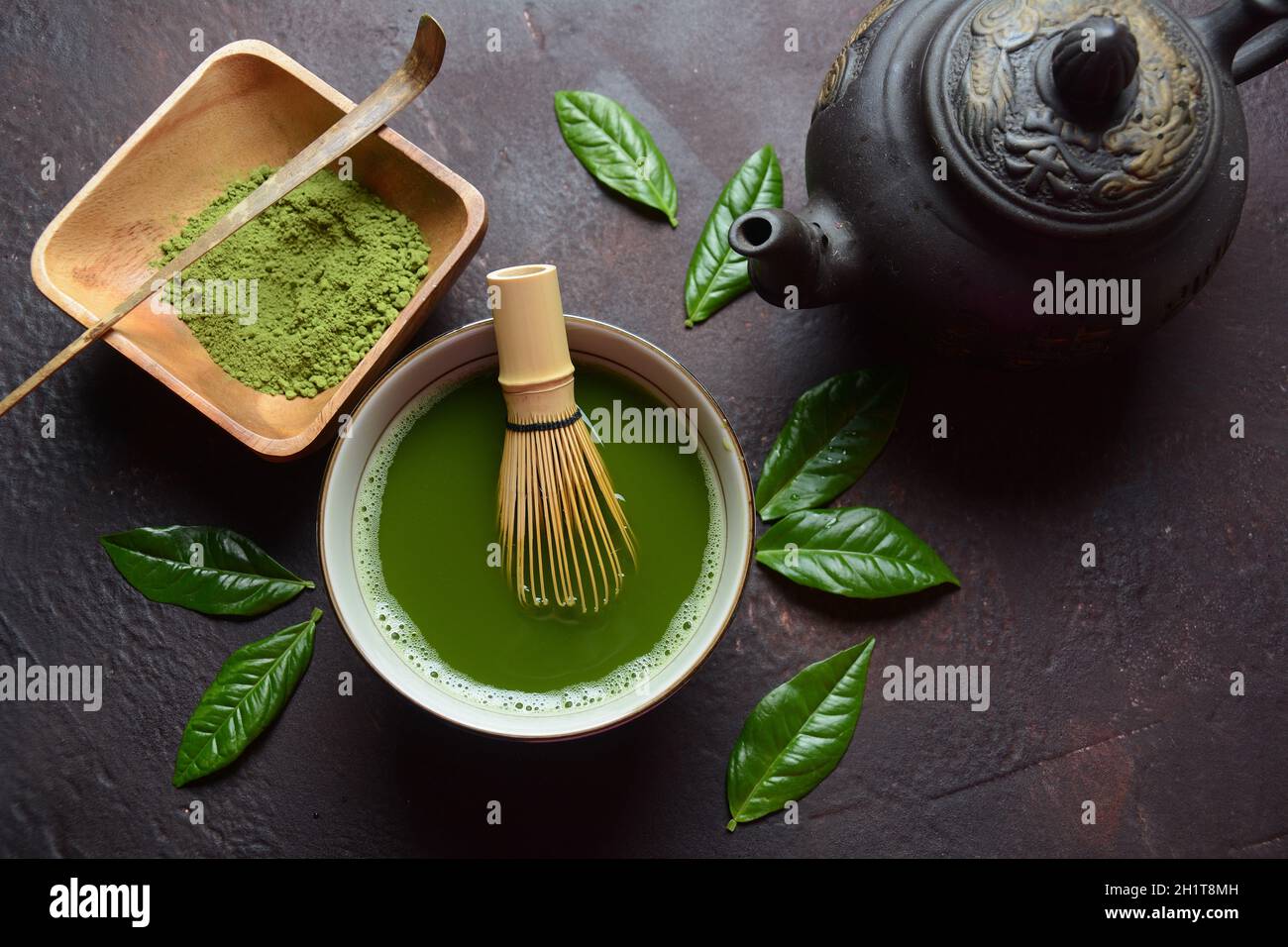 Tè verde matcha bevanda e tè accessori su sfondo bianco. Cerimonia del tè giapponese. Tè Detox. Bevanda antiossidante Foto Stock