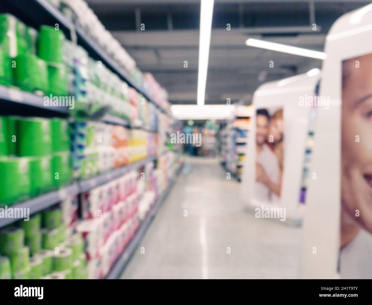 Abstract supermercato sfocata corsia con ripiani colorati e i clienti non riconoscibile come sfondo Foto Stock