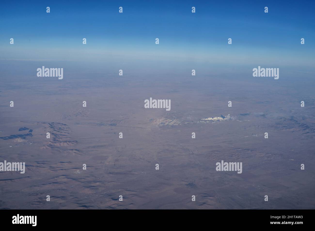 Area industriale nel mezzo della natura selvaggia. Luogo di tiro: Cina, Pechino Foto Stock
