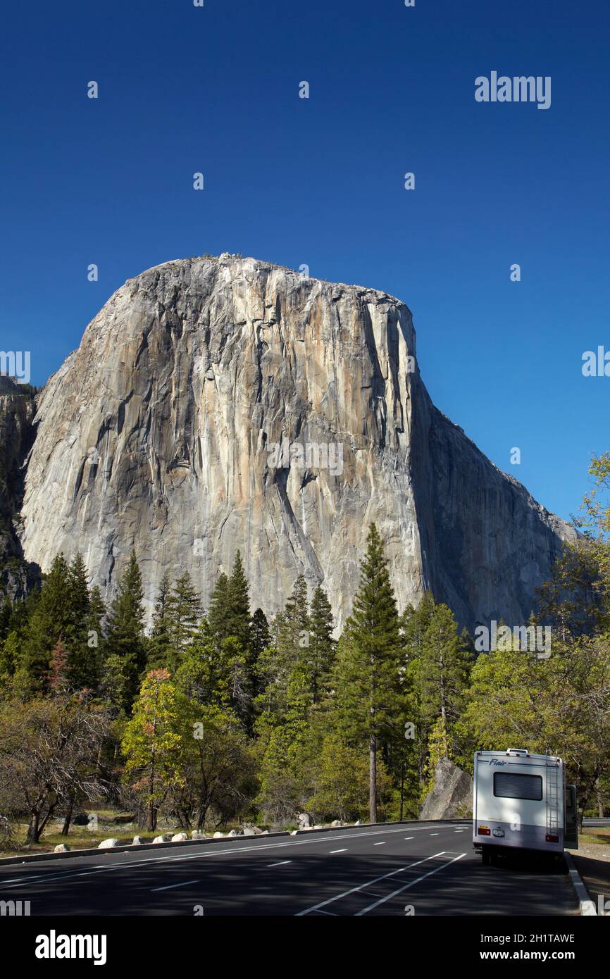 RV parcheggiato da El Capitan, Yosemite Valley, Yosemite National Park, California, Stati Uniti. Foto Stock