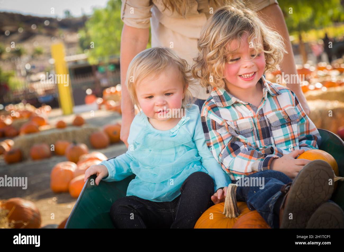 Adorabili giovane famiglia gode di una giornata presso la Zucca Patch. Foto Stock