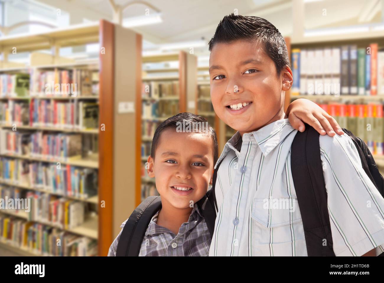 Felice giovane studente ispanica fratelli nella libreria. Foto Stock