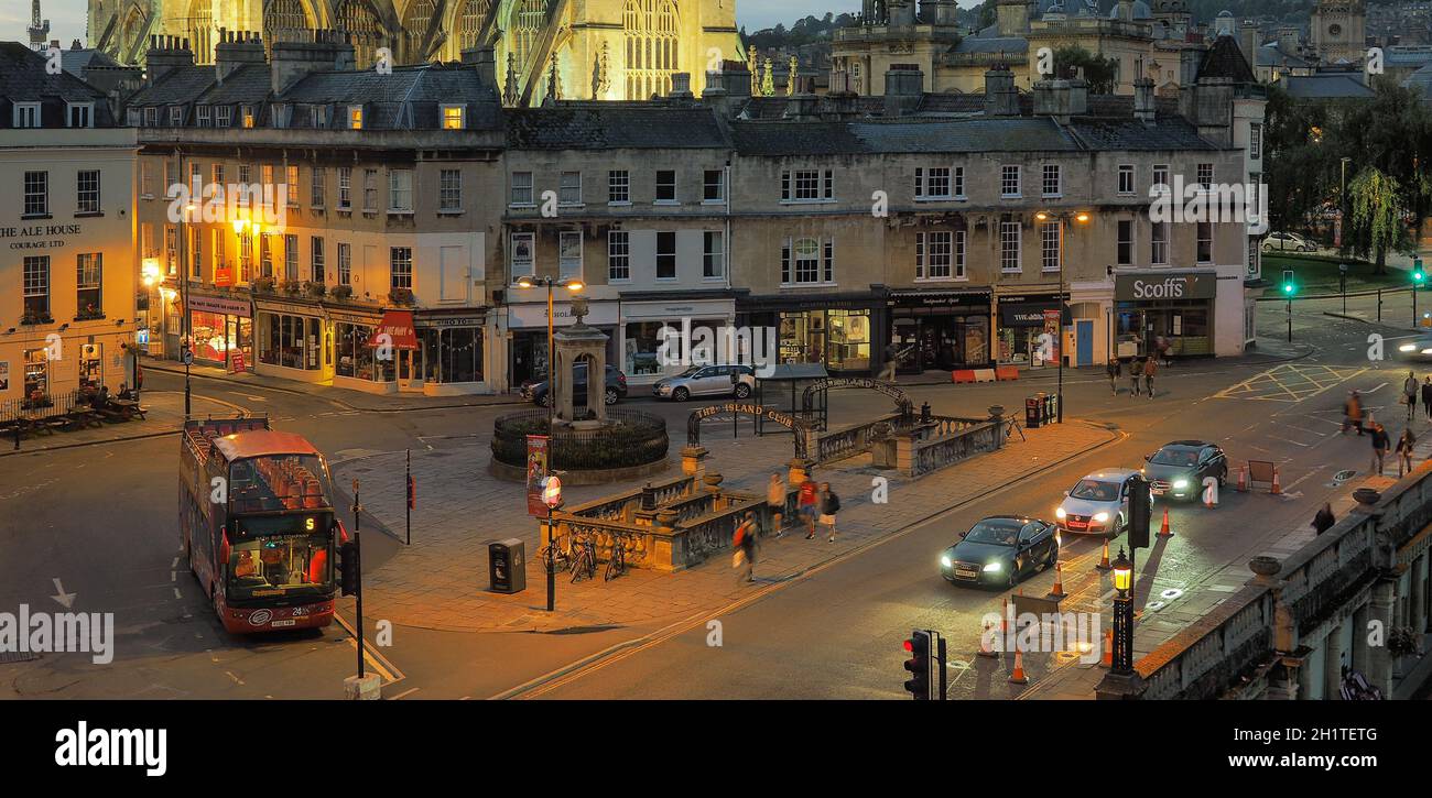 BATH, UK - CIRCA SETTEMBRE 2016: Vista notturna della città di Bath Foto Stock