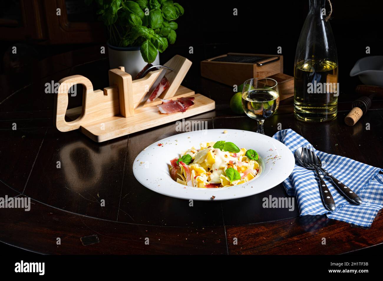 Tagliatelle con salsa al gorgonzola masarpone e prosciutto. Foto Stock