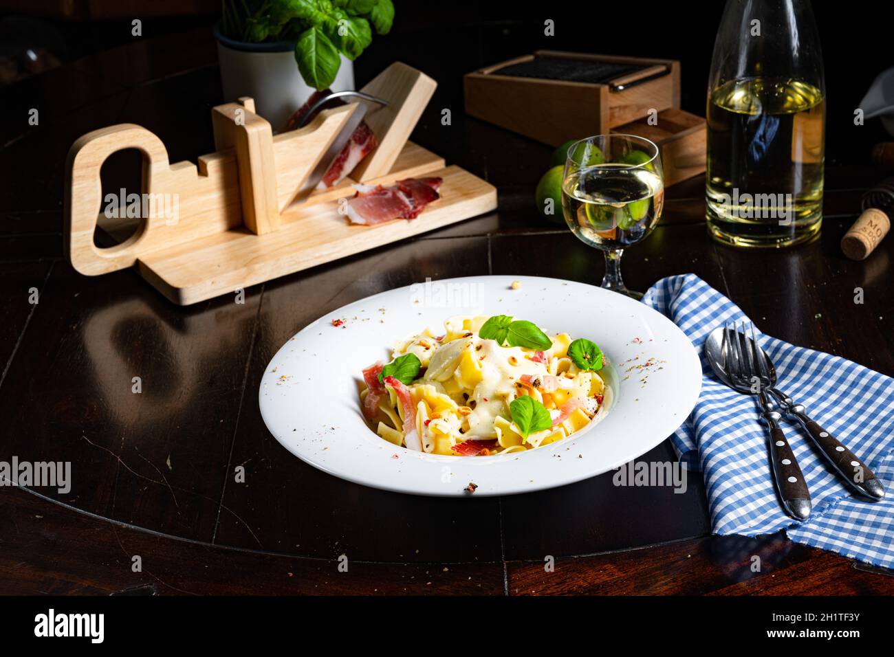 Tagliatelle con salsa al gorgonzola masarpone e prosciutto. Foto Stock