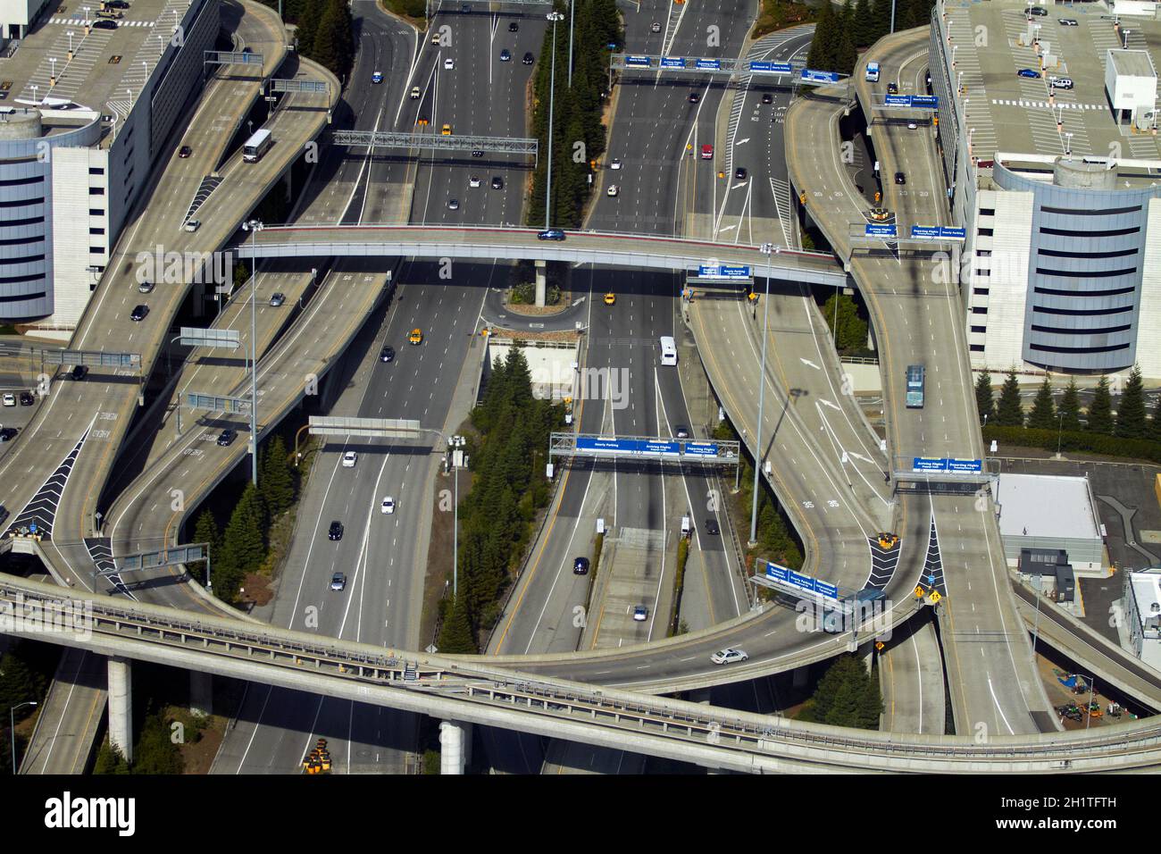 Interscambio tra l'Aeroporto Internazionale di San Francisco e Bayshore Freeway (USA 101), San Francisco, California, Stati Uniti d'America - aerial Foto Stock