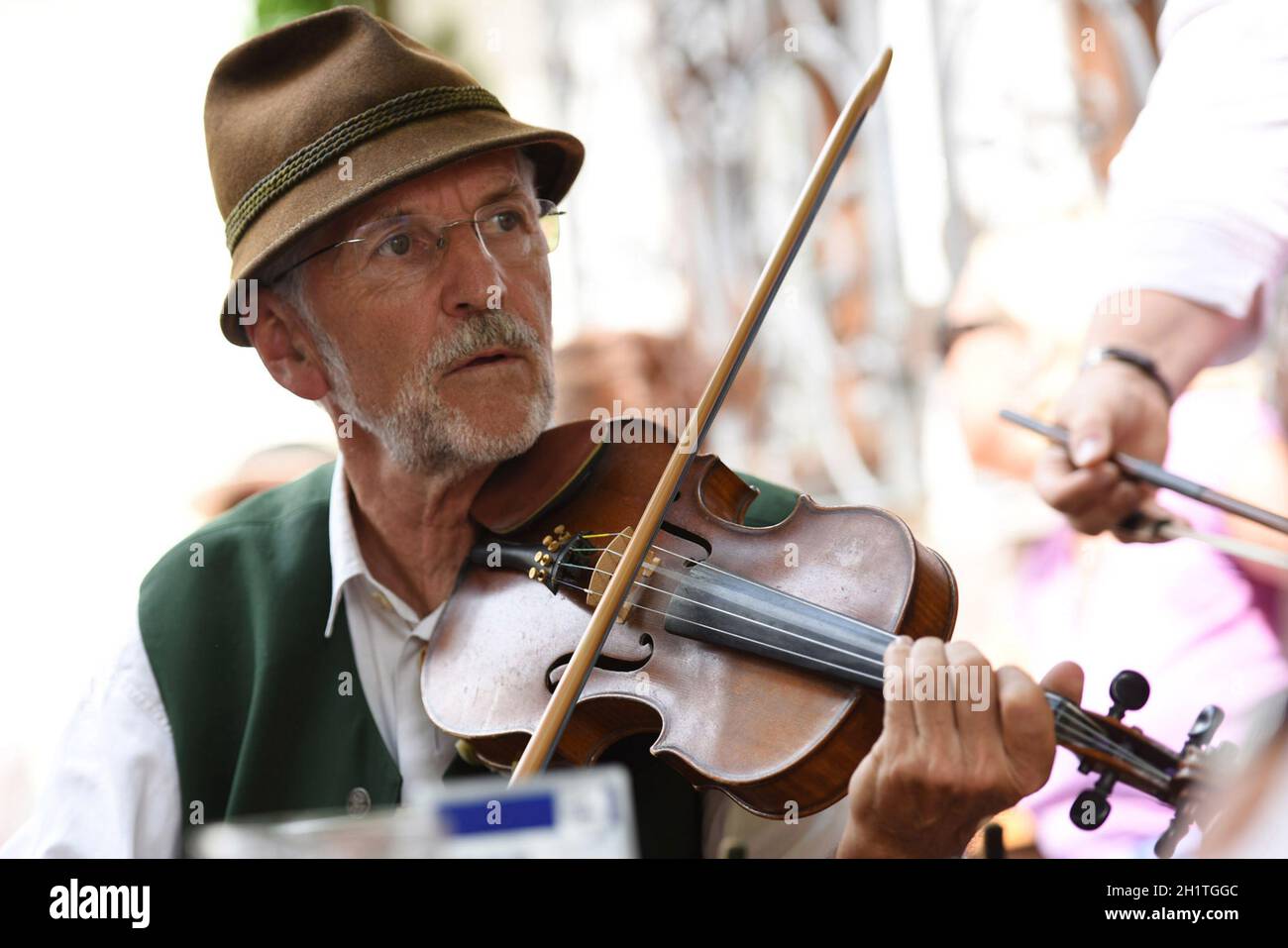 Geigentag in Bad Goisern, Treffen von Geigenspieler und anderen Volksmusikern, Austria, Europa - Giornata dei violini a Bad Goisern, incontro dei violini Foto Stock