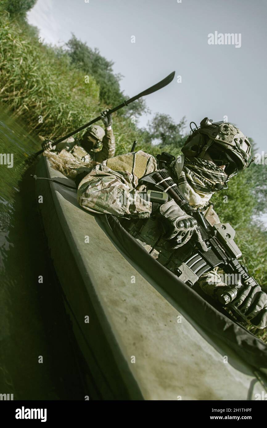 Operatori delle forze speciali nel kayak militare Foto Stock