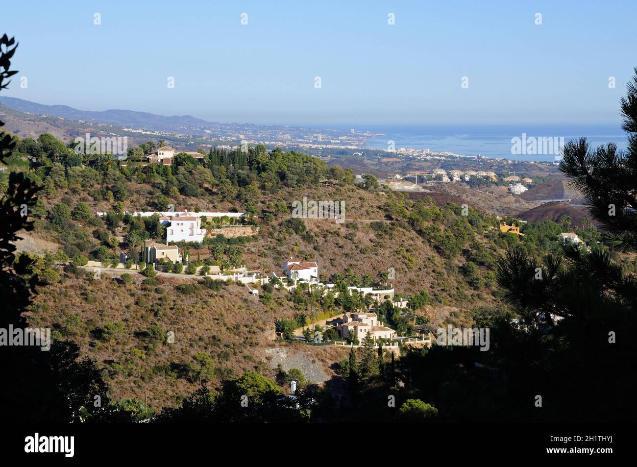 Vista elevata sulle montagne verso il Mediterraneo, El Madronal, Marbella, Provincia di Malaga, Andalusia, Spagna, Europa Foto Stock