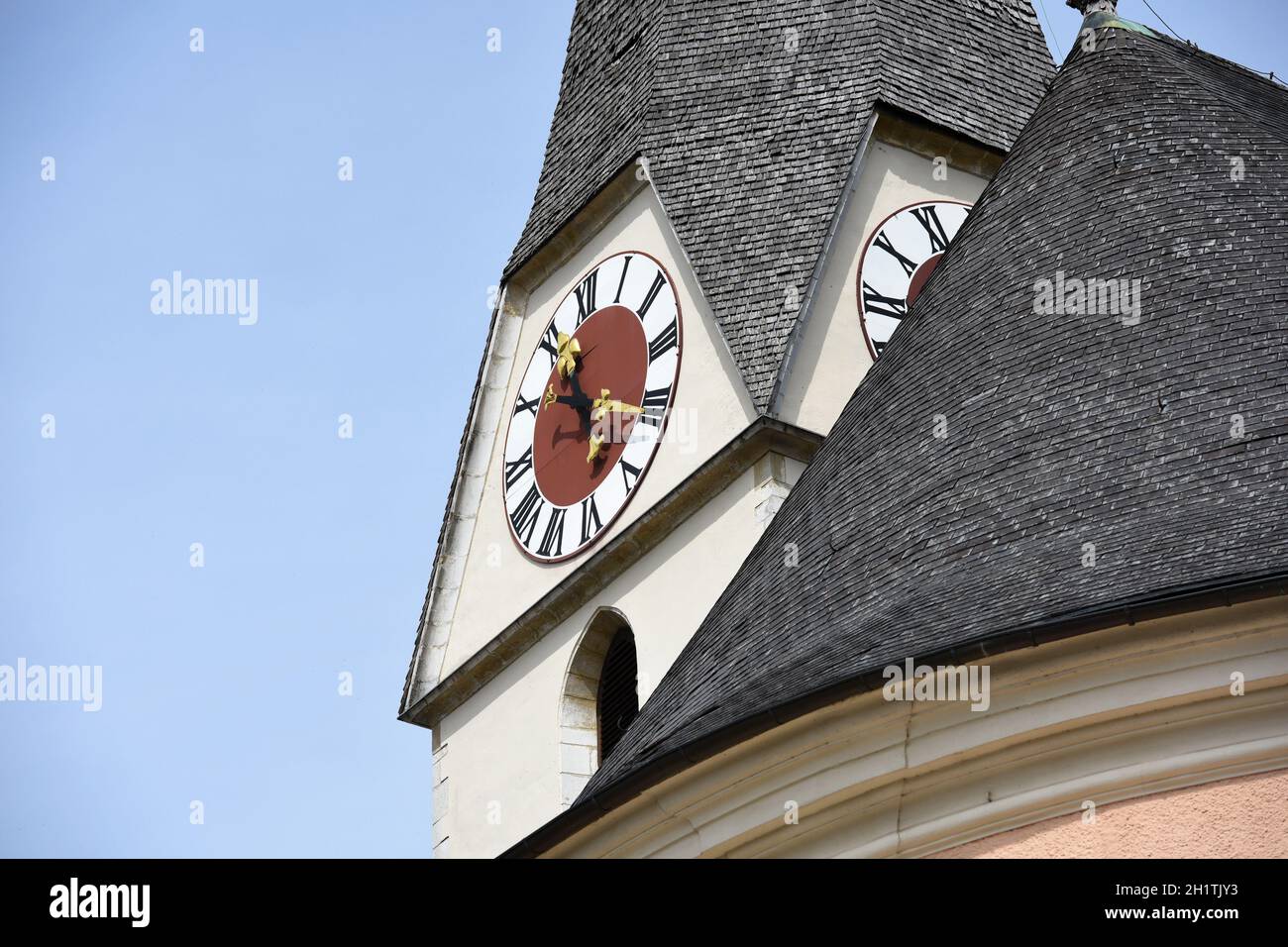 Turmuhr auf dem Kirchturm a Bad Ischl, Salzkammergut, Oberösterreich, Österreich, Europa - Torre di guardia sulla torre della chiesa di Bad Ischl, Salzkammergu Foto Stock