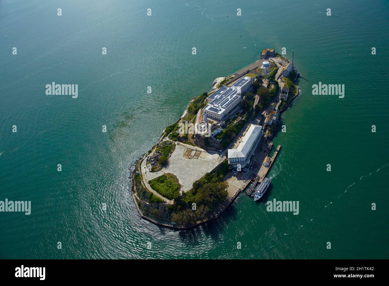 Isola di Alcatraz, ex massima di alta sicurezza prigione federale, la baia di San Francisco, San Francisco, California, Stati Uniti d'America - aerial Foto Stock