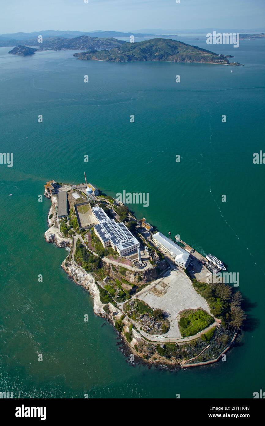 Isola di Alcatraz, ex massima di alta sicurezza prigione federale, la baia di San Francisco, San Francisco, California, Stati Uniti d'America - aerial Foto Stock