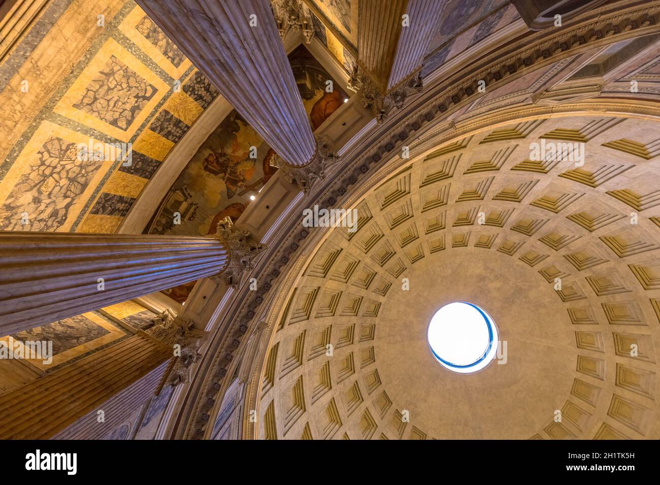 ROMA, ITALIA - CIRCA AGOSTO 2020: Tempio Pantheon interno. Particolare della cupola. Foto Stock