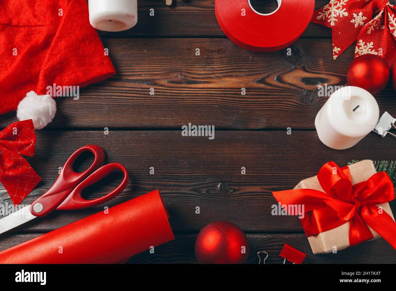 Preparativi di Natale. Confezione regalo con carta e nastro Foto stock -  Alamy