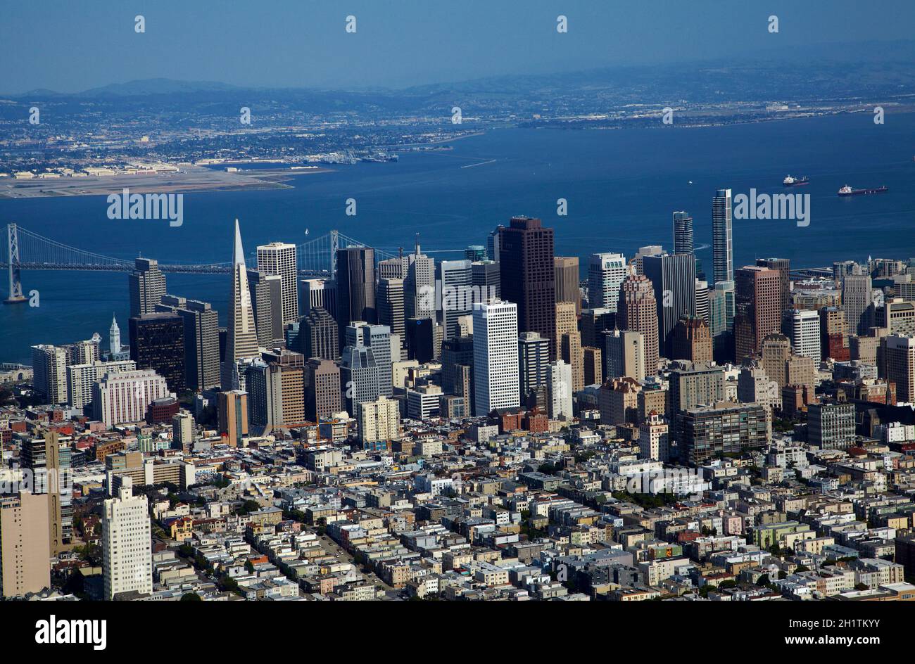 Centro di San Francisco, Bay Bridge e navi a San Francisco Bay, California, USA - aereo Foto Stock